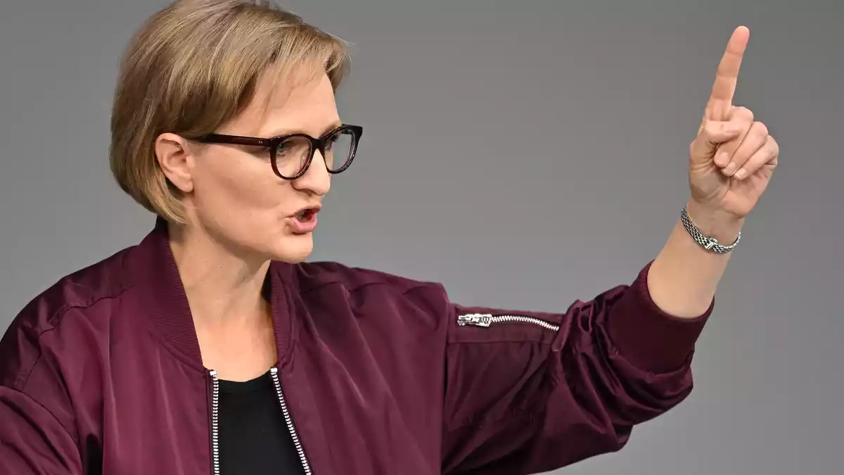 Redner mehrerer Fraktionen dankten den Grünen dafür, dass sie eine Aktuelle Stunde zum Thema KI-Regulierung aufgesetzt hatten. - Bild: Michael Brandt/dpa