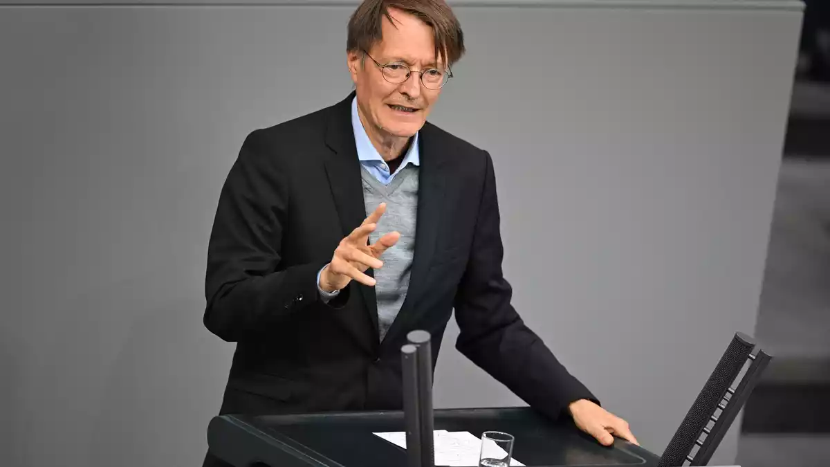 Karl Lauterbach (SPD) berichtete in seiner Rede von Kontakten zu Entwicklern im Silicon Valley. - Bild: Michael Brandt/dpa