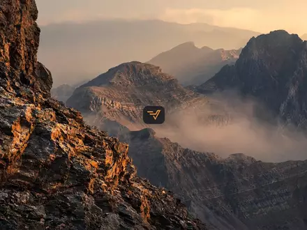 Eine weitläufige, raue Berglandschaft in British Columbia bei goldenem Licht, die geologische Texturen hervorhebt. - Foto: über boerse-global.de