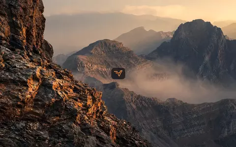 Eine weitläufige, raue Berglandschaft in British Columbia bei goldenem Licht, die geologische Texturen hervorhebt. - Foto: über boerse-global.de