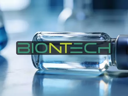 Abstraktes, professionelles Labor-Ambiente mit einer Glasphiole in einem biotechnologischen Forschungsumfeld. - Foto: über boerse-global.de