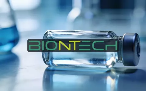 Abstraktes, professionelles Labor-Ambiente mit einer Glasphiole in einem biotechnologischen Forschungsumfeld. - Foto: über boerse-global.de