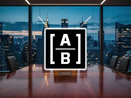 Ein leerer Chefsessel an einem Konferenztisch in einem modernen Bürogebäude mit Blick auf das Finanzviertel bei Dämmerung. - Foto: über boerse-global.de