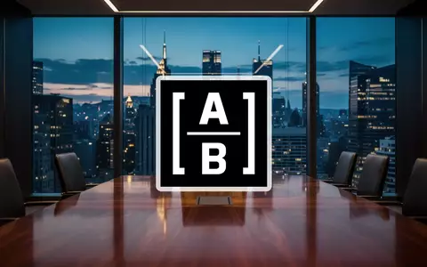 Ein leerer Chefsessel an einem Konferenztisch in einem modernen Bürogebäude mit Blick auf das Finanzviertel bei Dämmerung. - Foto: über boerse-global.de