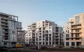 Mehrstöckige Neubau-Wohngebäude in einer städtischen Umgebung bei Tageslicht. - Foto: über boerse-global.de