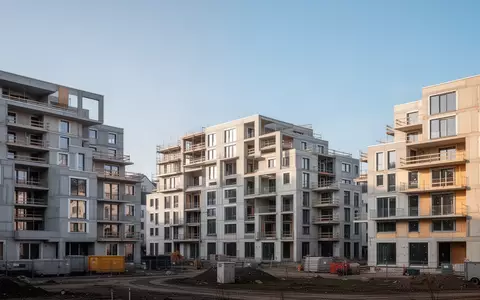 Mehrstöckige Neubau-Wohngebäude in einer städtischen Umgebung bei Tageslicht. - Foto: über boerse-global.de