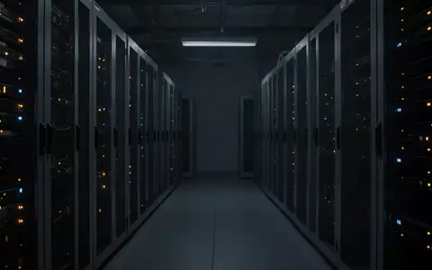 Ein dunkler, menschenleerer Serverraum mit unbeleuchteten Serverschränken in einer stillen, industriellen Umgebung. - Foto: über boerse-global.de