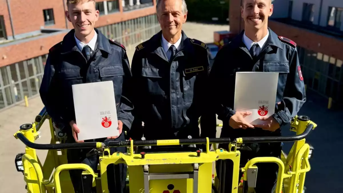 FW Ratingen: Zwei neue Brandmeister für die Feuerwehr Ratingen - Bild: presseportal.de