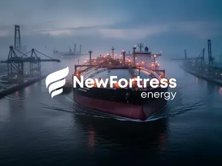 Ein großer Flüssigerdgas-Tanker auf einem nebligen Fluss in einer industriellen Hafenlandschaft. - Foto: über boerse-global.de
