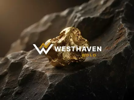 Ein glänzender Goldnugget auf einer dunklen, geologischen Gesteinsoberfläche als Symbol für den Goldbergbau. - Foto: über boerse-global.de