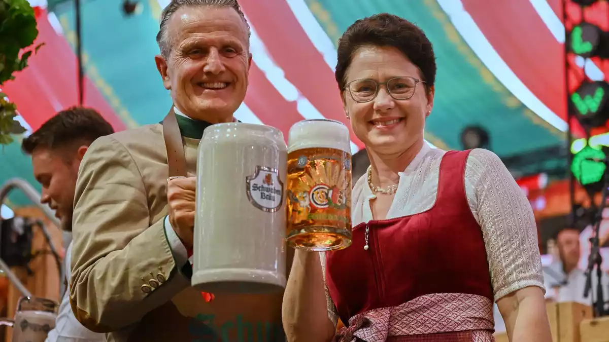 Den ersten Maßkrug überreichte Stuttgarts OB Nopper der Agrarministerin Gentges. - Bild: Marijan Murat/dpa