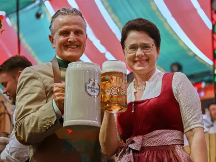 Den ersten Maßkrug überreichte Stuttgarts OB Nopper der Agrarministerin Gentges. - Foto: Marijan Murat/dpa