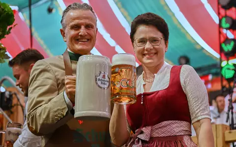 Den ersten Maßkrug überreichte Stuttgarts OB Nopper der Agrarministerin Gentges. - Foto: Marijan Murat/dpa