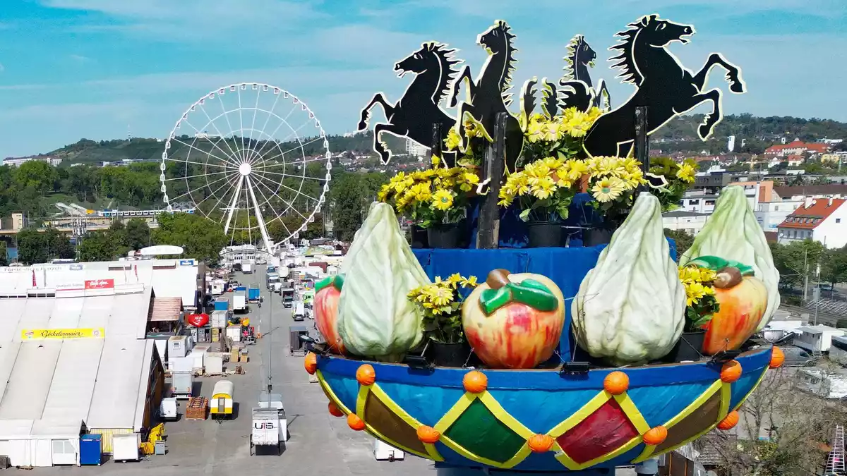 Die Fruchtsäule, dieses Jahr neu, ist ein beliebter Treffpunkt.  - Bild: Bernd Weißbrod/dpa