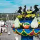 Die Fruchtsäule, dieses Jahr neu, ist ein beliebter Treffpunkt.  - Bild: Bernd Weißbrod/dpa