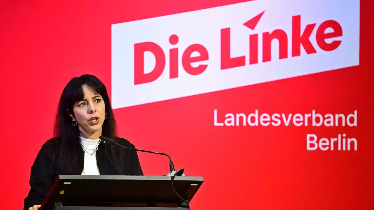 Spitzenkandidatin Elif Eralp nahm auf dem Linke-Parteitag zu Vorwürfen gegen ihre Partei Stellung.  - Bild: Sebastian Gollnow/dpa
