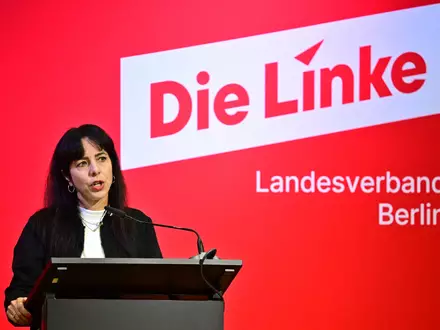 Spitzenkandidatin Elif Eralp nahm auf dem Linke-Parteitag zu Vorwürfen gegen ihre Partei Stellung.  - Foto: Sebastian Gollnow/dpa