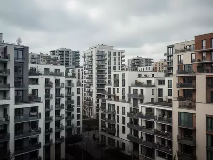 Wohnblockfassade in einem deutschen Stadtviertel bei bewölktem Himmel. - Foto: über boerse-global.de