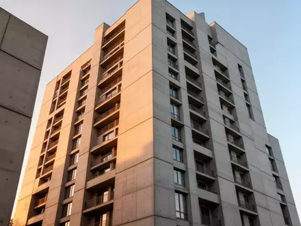Moderne Betonfassade eines Hochhauses bei Tageslicht - Foto: über boerse-global.de