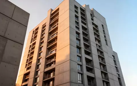Moderne Betonfassade eines Hochhauses bei Tageslicht - Foto: über boerse-global.de