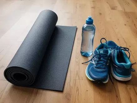 Symbolbild: Yogamatte, Trinkflasche und Laufschuhe - Foto: über boerse-global.de