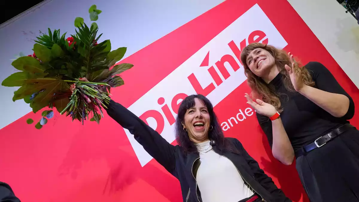 Linke-Fraktionschefin Elif Eralp (li.) will Regierende Bürgermeisterin in Berlin werden.  - Bild: Sebastian Gollnow/dpa
