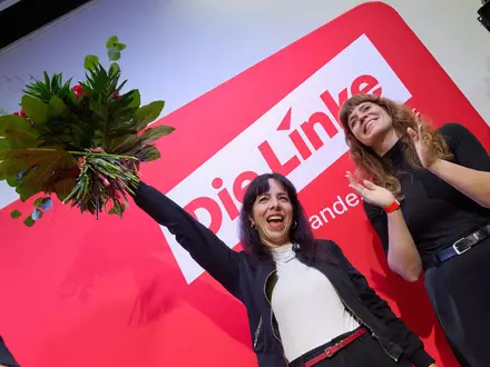 Linke-Fraktionschefin Elif Eralp (li.) will Regierende Bürgermeisterin in Berlin werden.  - Foto: Sebastian Gollnow/dpa