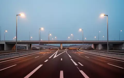 Eine leere Autobahnkreuzung bei Dämmerung, die die moderne Infrastruktur in Europa darstellt. - Foto: über boerse-global.de
