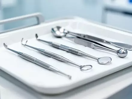 Sterile chirurgische Instrumente auf einem medizinischen Tablett in einer dermatologischen Praxis. - Foto: über boerse-global.de