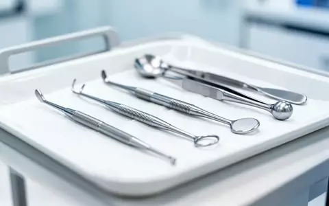 Sterile chirurgische Instrumente auf einem medizinischen Tablett in einer dermatologischen Praxis. - Foto: über boerse-global.de