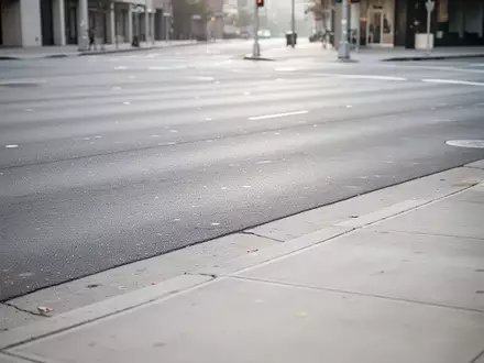 Eine leere, städtische Straßenkreuzung bei Tageslicht ohne Personen oder Fahrzeuge. - Foto: über boerse-global.de