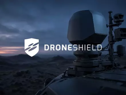 Hochmoderne Überwachungstechnologie und Sensoren auf einem Fahrzeug in einer weitläufigen, atmosphärischen Landschaft. - Foto: über boerse-global.de