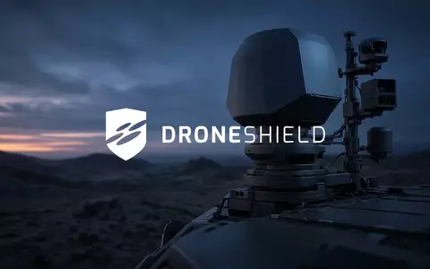 Hochmoderne Überwachungstechnologie und Sensoren auf einem Fahrzeug in einer weitläufigen, atmosphärischen Landschaft. - Foto: über boerse-global.de