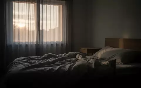 Ein minimalistisch eingerichtetes Schlafzimmer in den frühen Morgenstunden mit sanftem, einfallendem Tageslicht. - Foto: über boerse-global.de