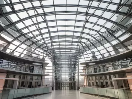 Die gläserne Kuppel des Berliner Reichstagsgebäudes von innen betrachtet, die für Transparenz und staatliche Ordnung steht. - Foto: über boerse-global.de