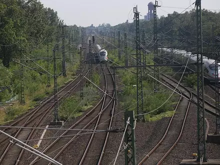 Zwei ICE-Züge auf Gleisanlage (Archiv) - Foto: via dts Nachrichtenagentur