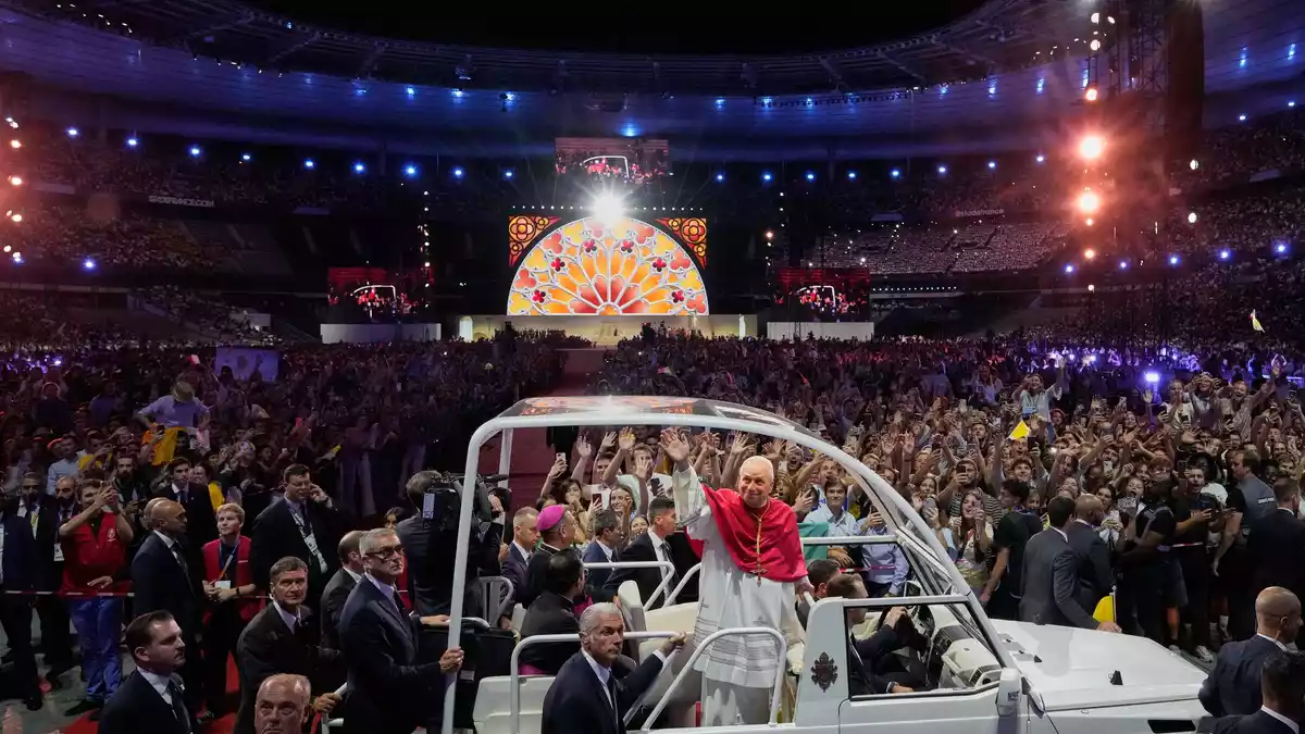Im Stade de France hat der Papst junge Menschen zu Mitmenschlichkeit und Gerechtigkeit aufgerufen. - Bild: Gregorio Borgia/AP/dpa