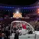 Im Stade de France hat der Papst junge Menschen zu Mitmenschlichkeit und Gerechtigkeit aufgerufen. - Bild: Gregorio Borgia/AP/dpa