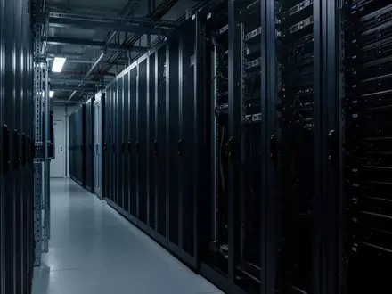 Dunkler, sicherheitsorientierter Serverraum mit leeren Serverschränken in einer industriellen Umgebung. - Foto: über boerse-global.de