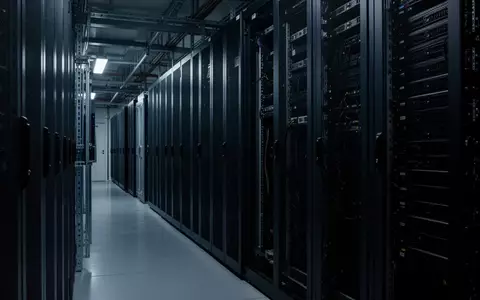 Dunkler, sicherheitsorientierter Serverraum mit leeren Serverschränken in einer industriellen Umgebung. - Foto: über boerse-global.de