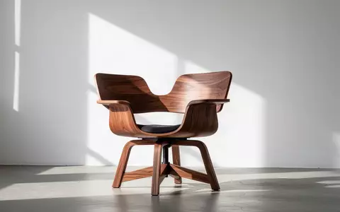 Ein minimalistischer Raum mit einem ergonomischen Holzstuhl in hellem, natürlichem Tageslicht. - Foto: über boerse-global.de