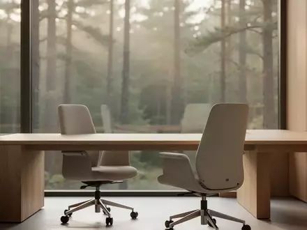 Ein minimalistischer Büroarbeitsplatz mit einem Eichenschreibtisch vor einem Fenster mit Blick auf einen ruhigen Wald. - Foto: über boerse-global.de