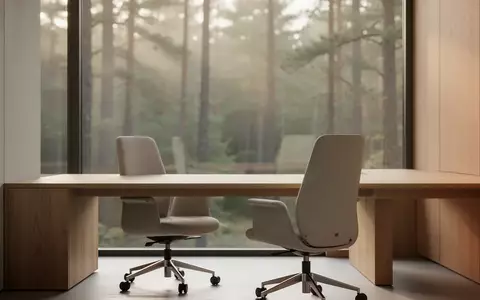 Ein minimalistischer Büroarbeitsplatz mit einem Eichenschreibtisch vor einem Fenster mit Blick auf einen ruhigen Wald. - Foto: über boerse-global.de