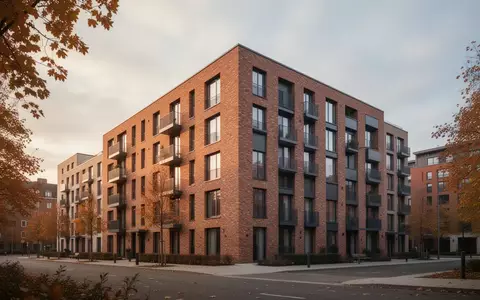 Ein Wohngebäude mit Klinkerfassade an einem bewölkten Herbsttag, das die Architektur und das Wohnumfeld in Bergkamen zeigt. - Foto: über boerse-global.de
