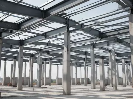 Unfertiges Stahlträgergerüst einer Baustelle bei Tageslicht. - Foto: über boerse-global.de
