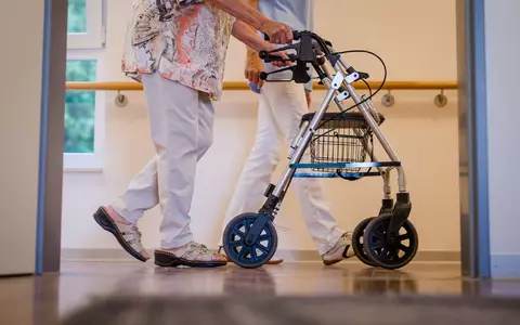 Der Pflegeversicherung droht im kommenden Jahr ein Milliardendefizit. (Symbolbild) - Foto: Christoph Schmidt/dpa