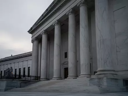 Ein minimalistisches architektonisches Foto eines Regierungsgebäudes in Washington D.C. bei Dämmerung. - Foto: über boerse-global.de
