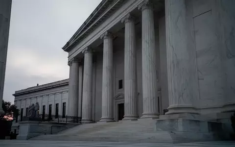 Ein minimalistisches architektonisches Foto eines Regierungsgebäudes in Washington D.C. bei Dämmerung. - Foto: über boerse-global.de