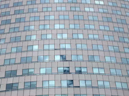 Glasfassade an einem Bürohaus (Archiv) - Foto: via dts Nachrichtenagentur