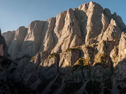 Steile, zerklüftete Kalksteinfelswand im Hochgebirge bei natürlichem Sonnenlicht. - Foto: über boerse-global.de